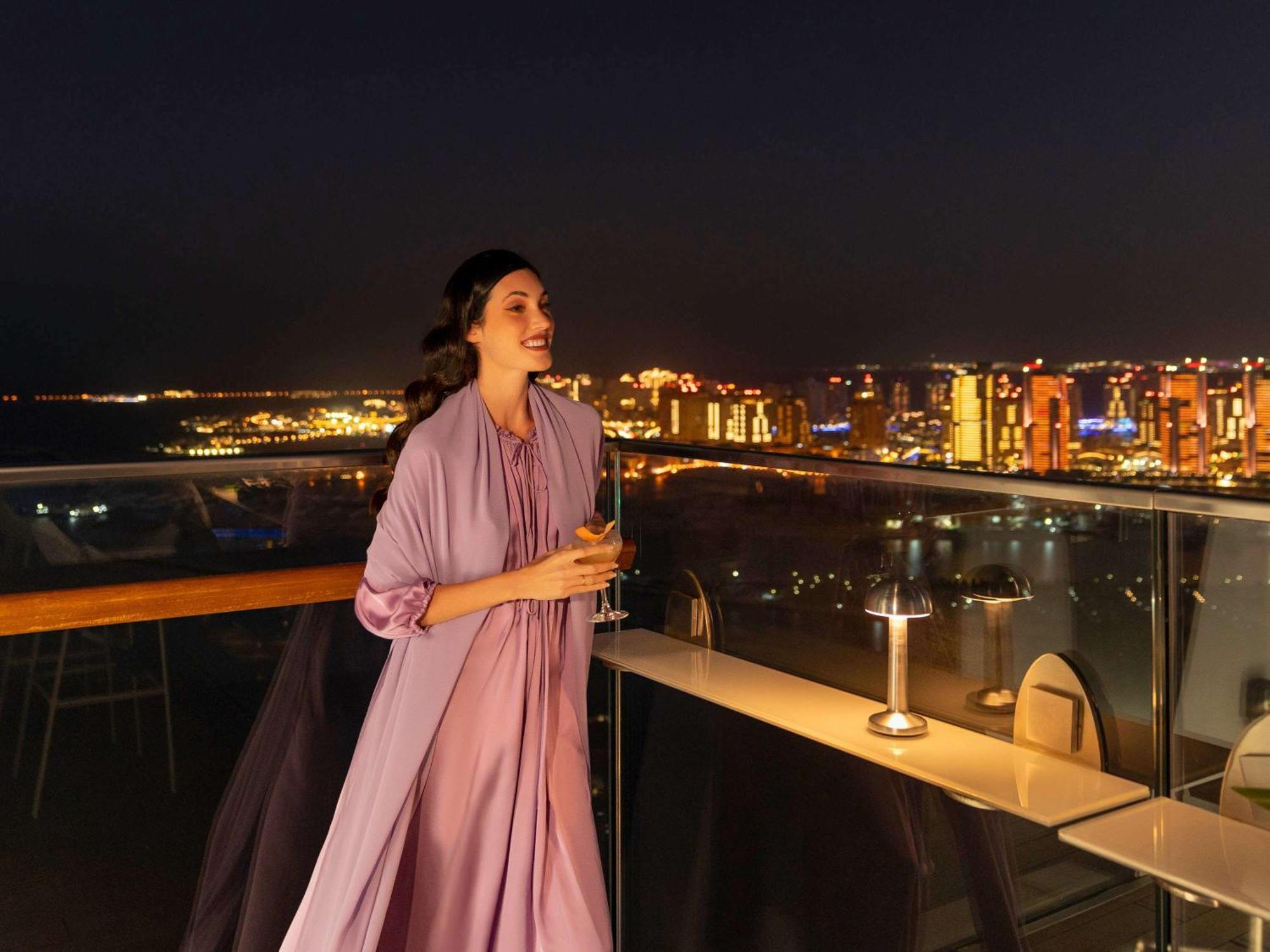 Lusail Fairmont Doha酒店 外观 照片 A woman wearing an abaya