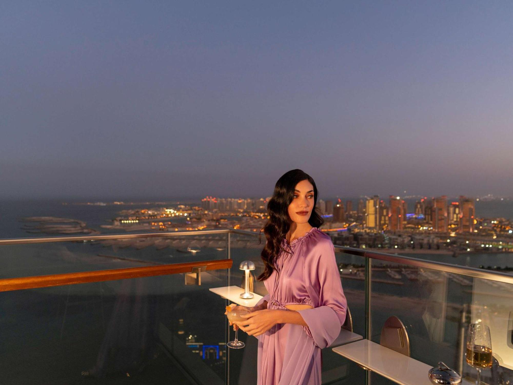 Lusail Fairmont Doha酒店 外观 照片 A woman in Dubai