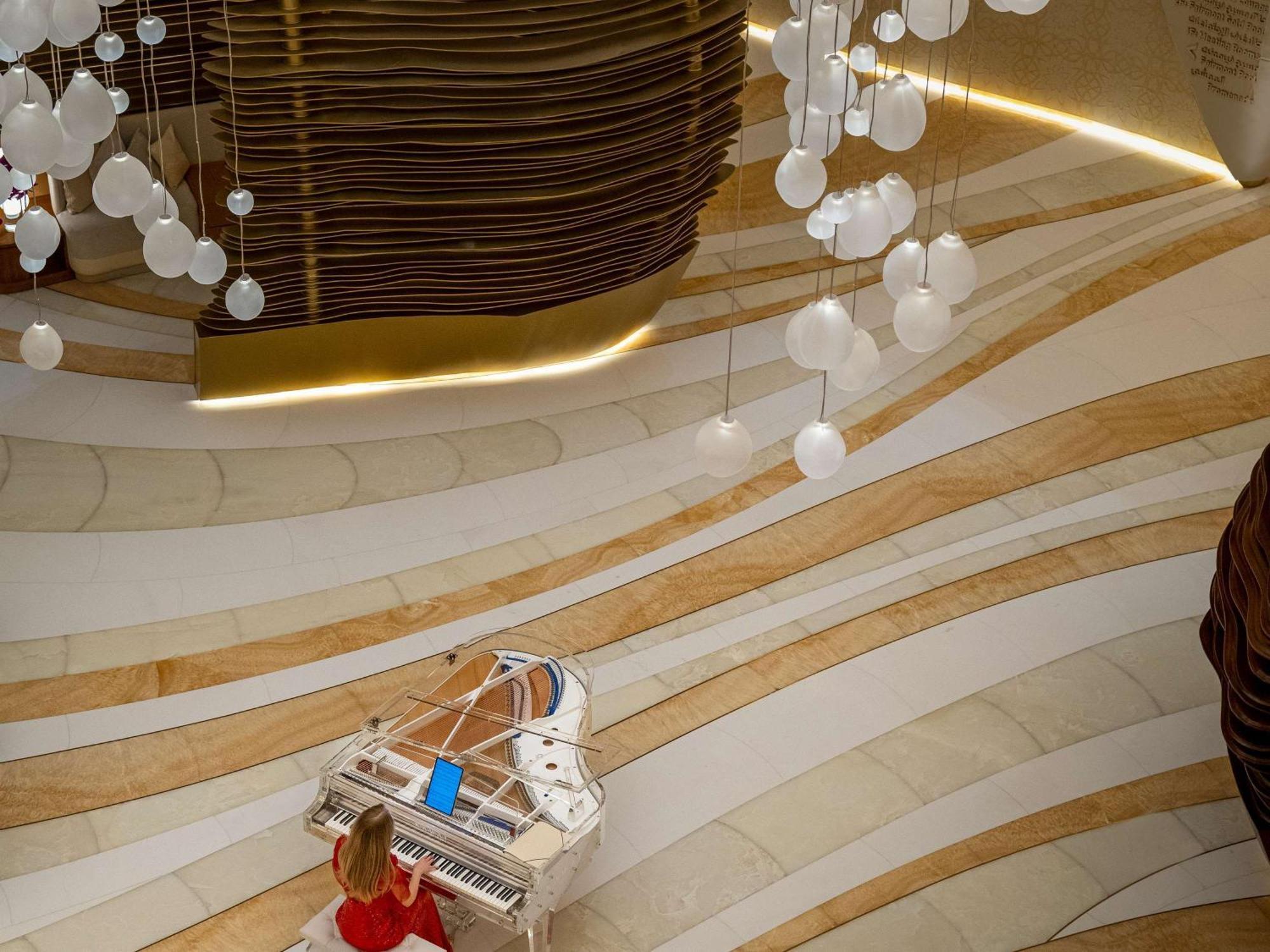 Lusail Fairmont Doha酒店 外观 照片 The piano in the lobby