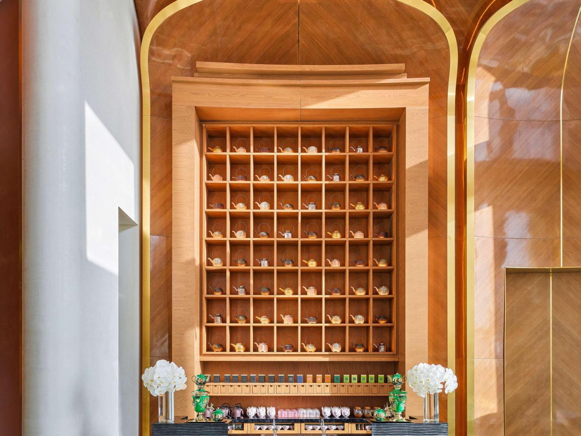 Lusail Fairmont Doha酒店 外观 照片 A bell desk at the Mandarin Oriental, Hong Kong
