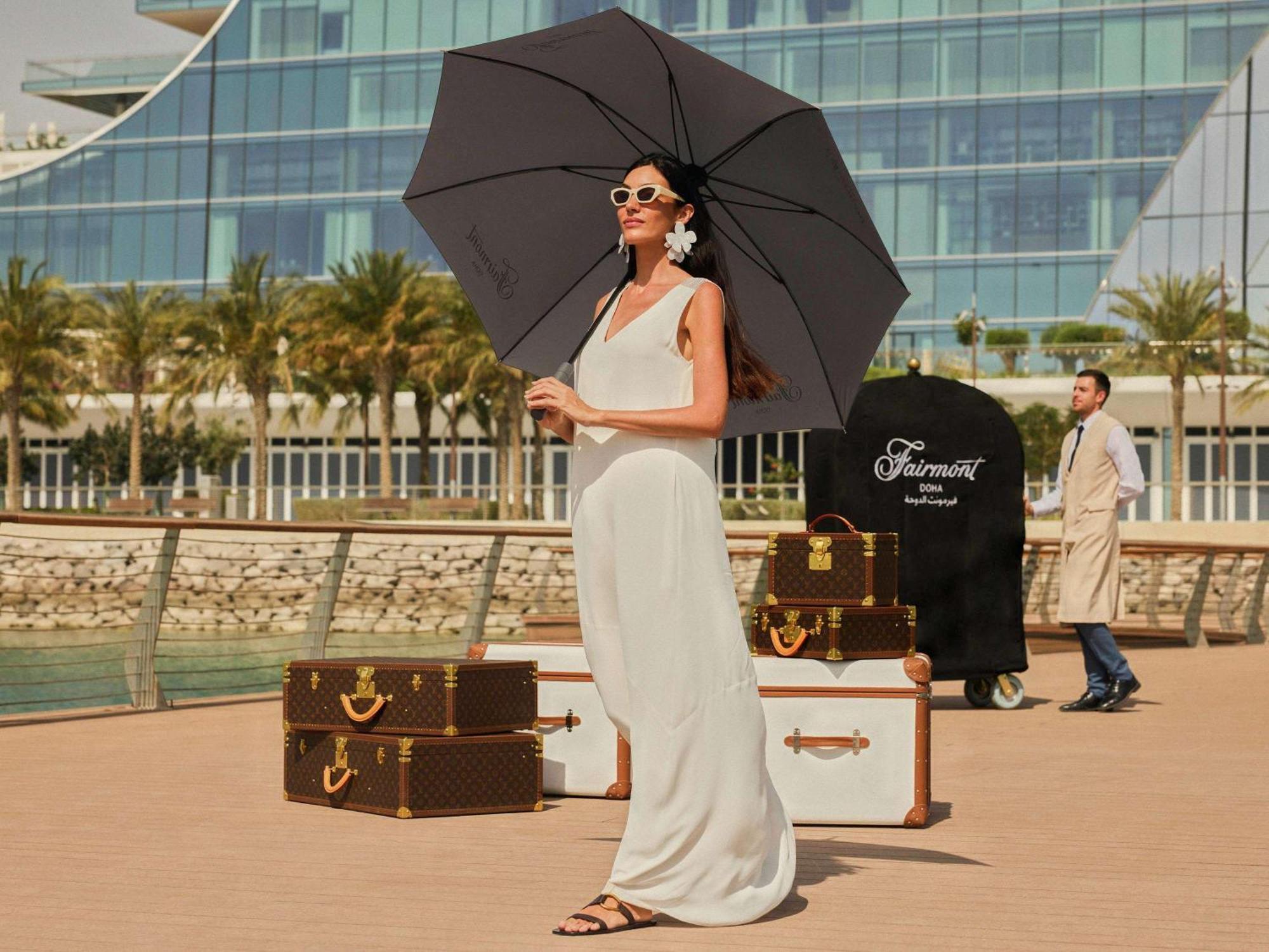 Lusail Fairmont Doha酒店 外观 照片 A woman with a large umbrella