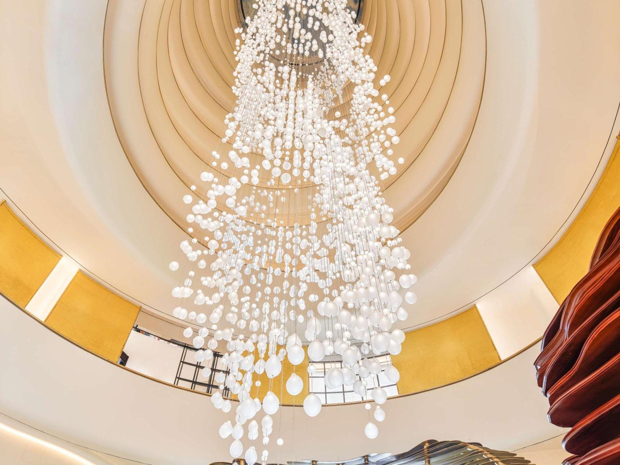 Lusail Fairmont Doha酒店 外观 照片 The chandelier at the lobby
