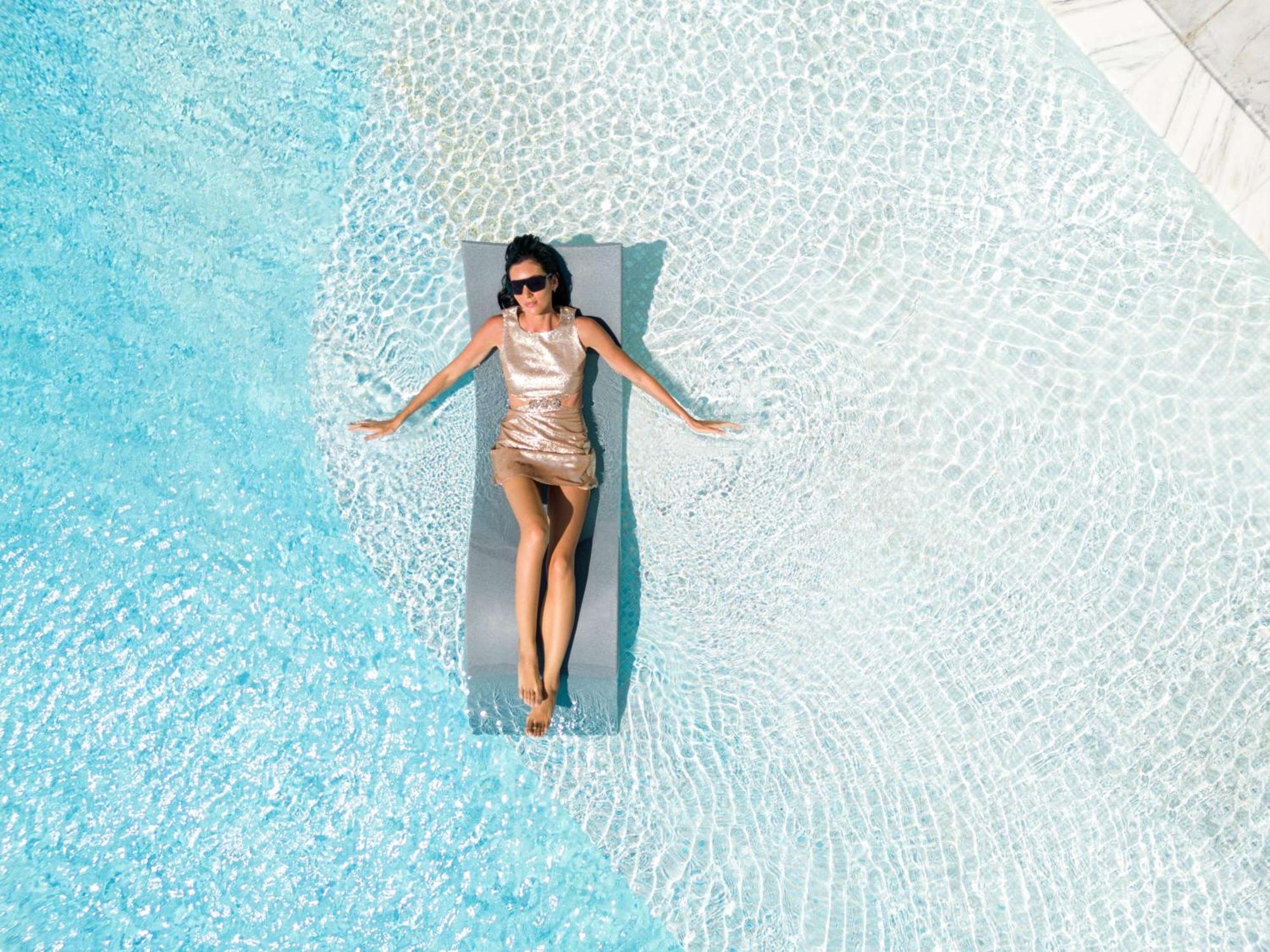 Lusail Fairmont Doha酒店 外观 照片 A woman sunbathing